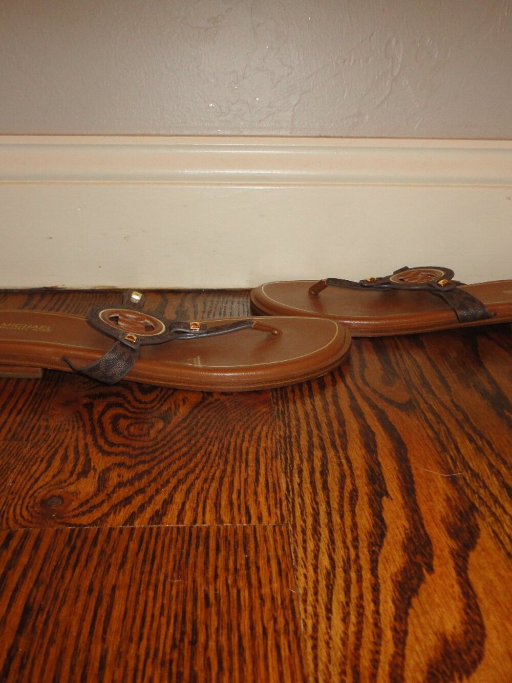 MICHAEL KORS Women's Brown Leather Logo Flip Flop Sandals Size 9 - Picture 3 of 8